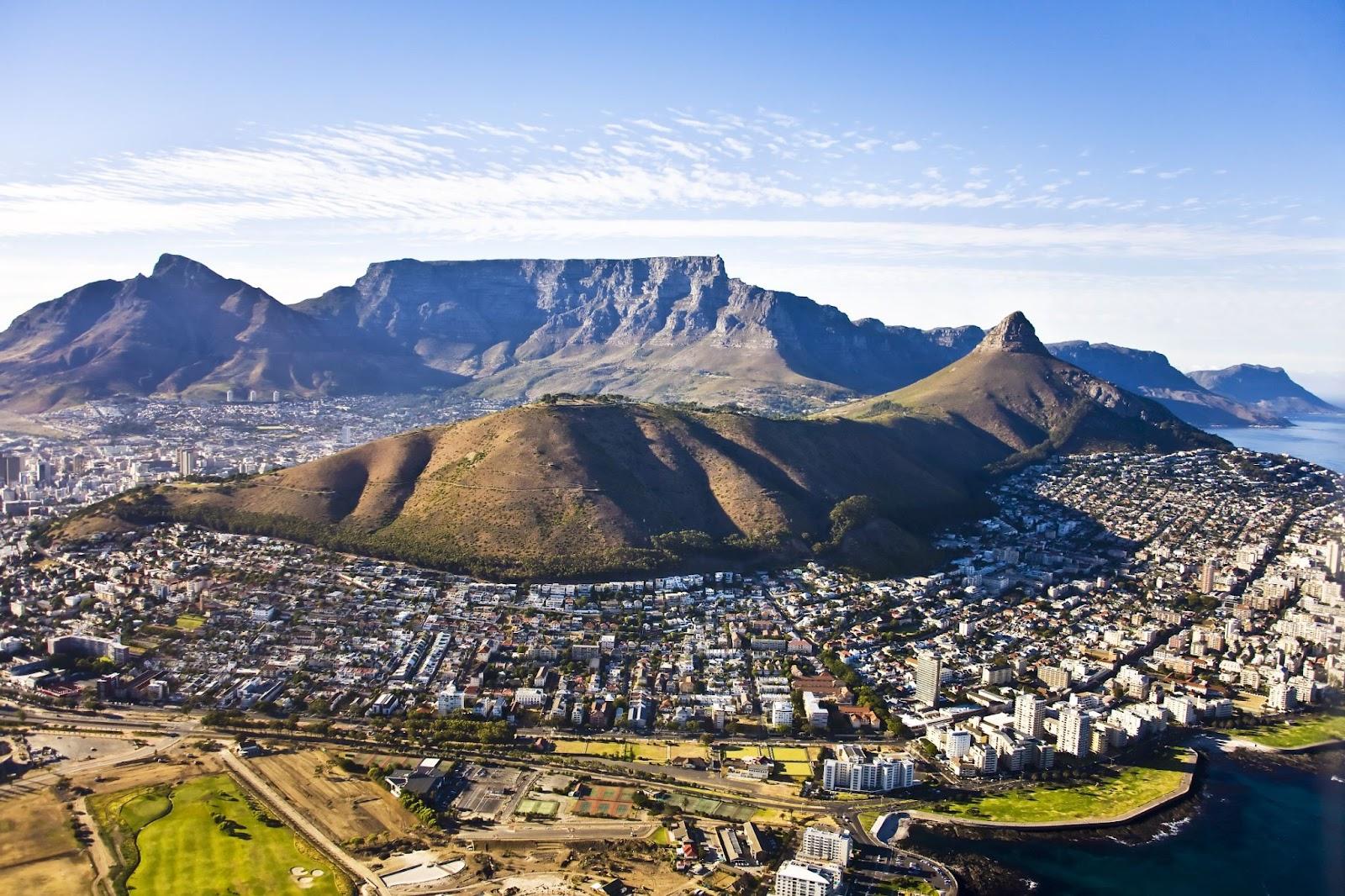 A South African city with a large mountain in the middle of it.