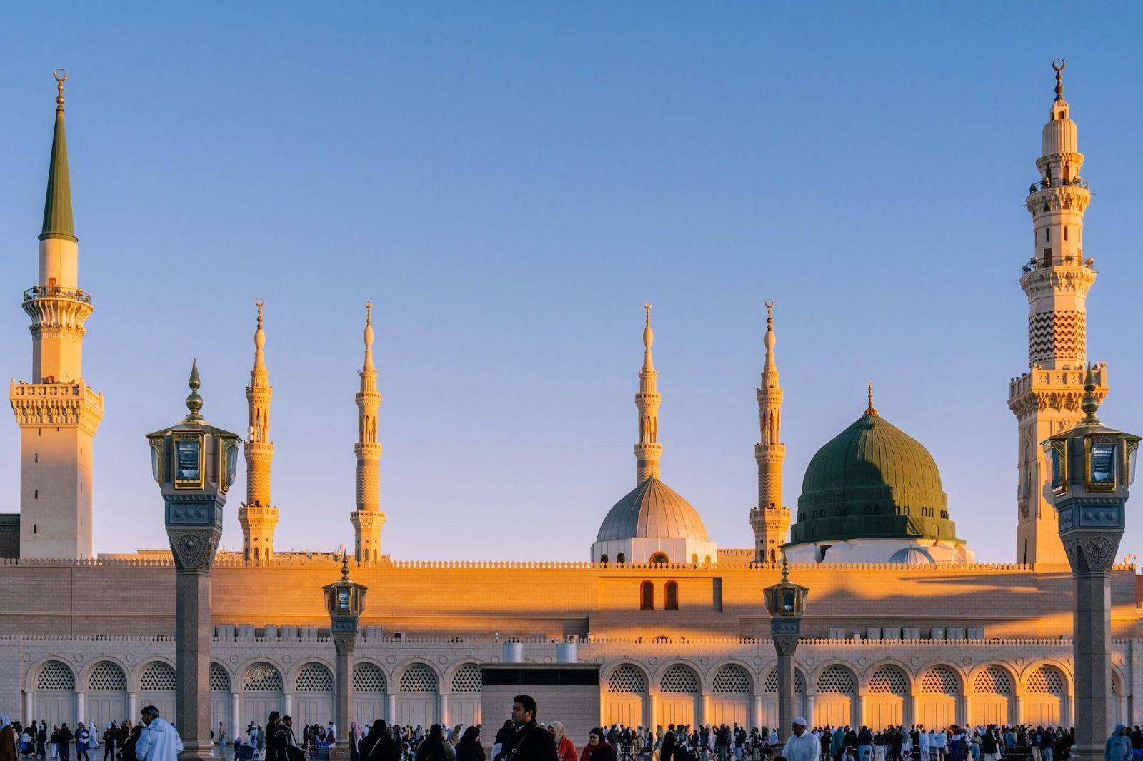 Masjid Al-Nabawi in sunrise

