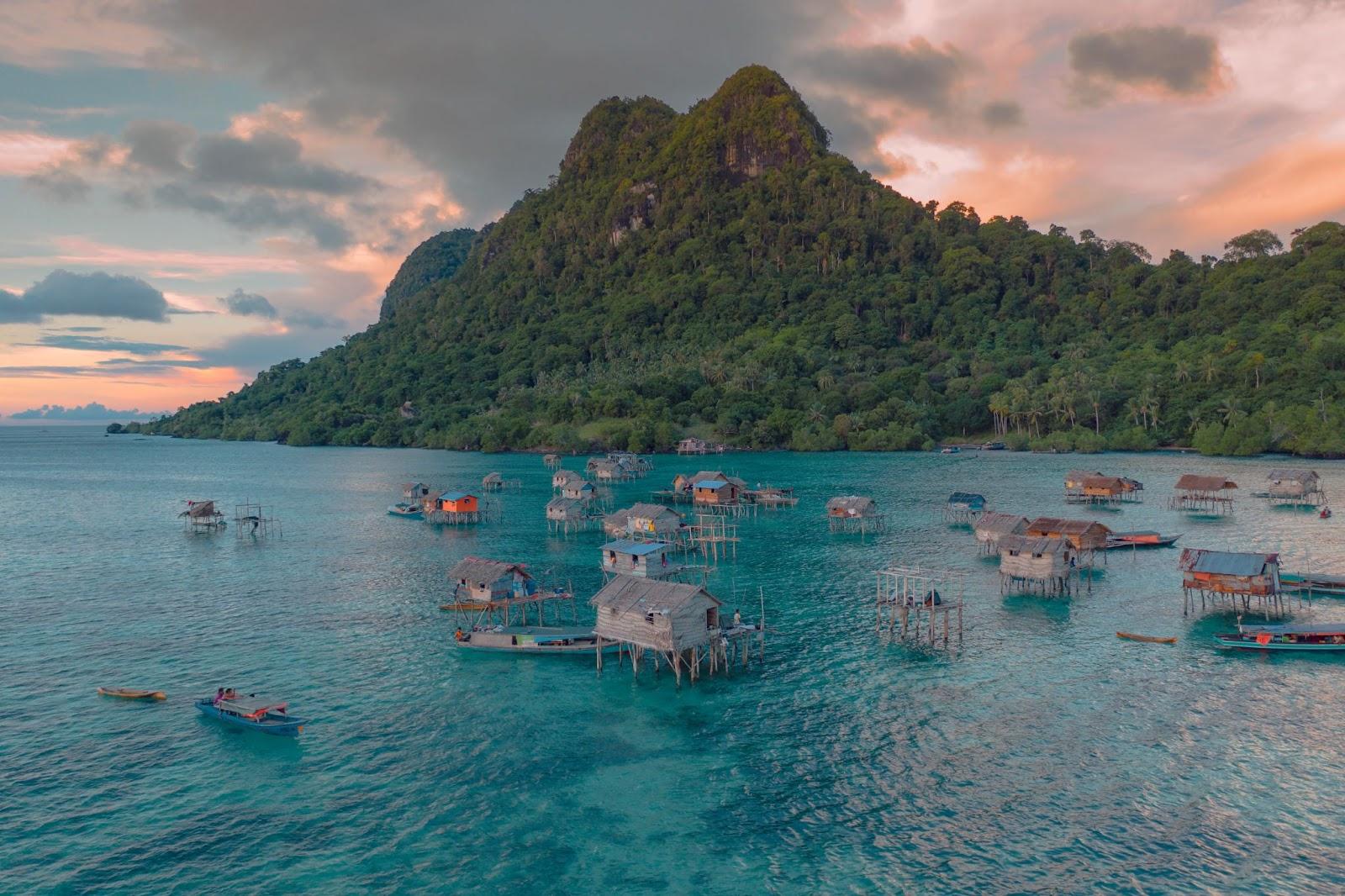 Beautiful landscapes view borneo sea gypsy water village in Bodgaya Island, Semporna Sabah, Malaysia.