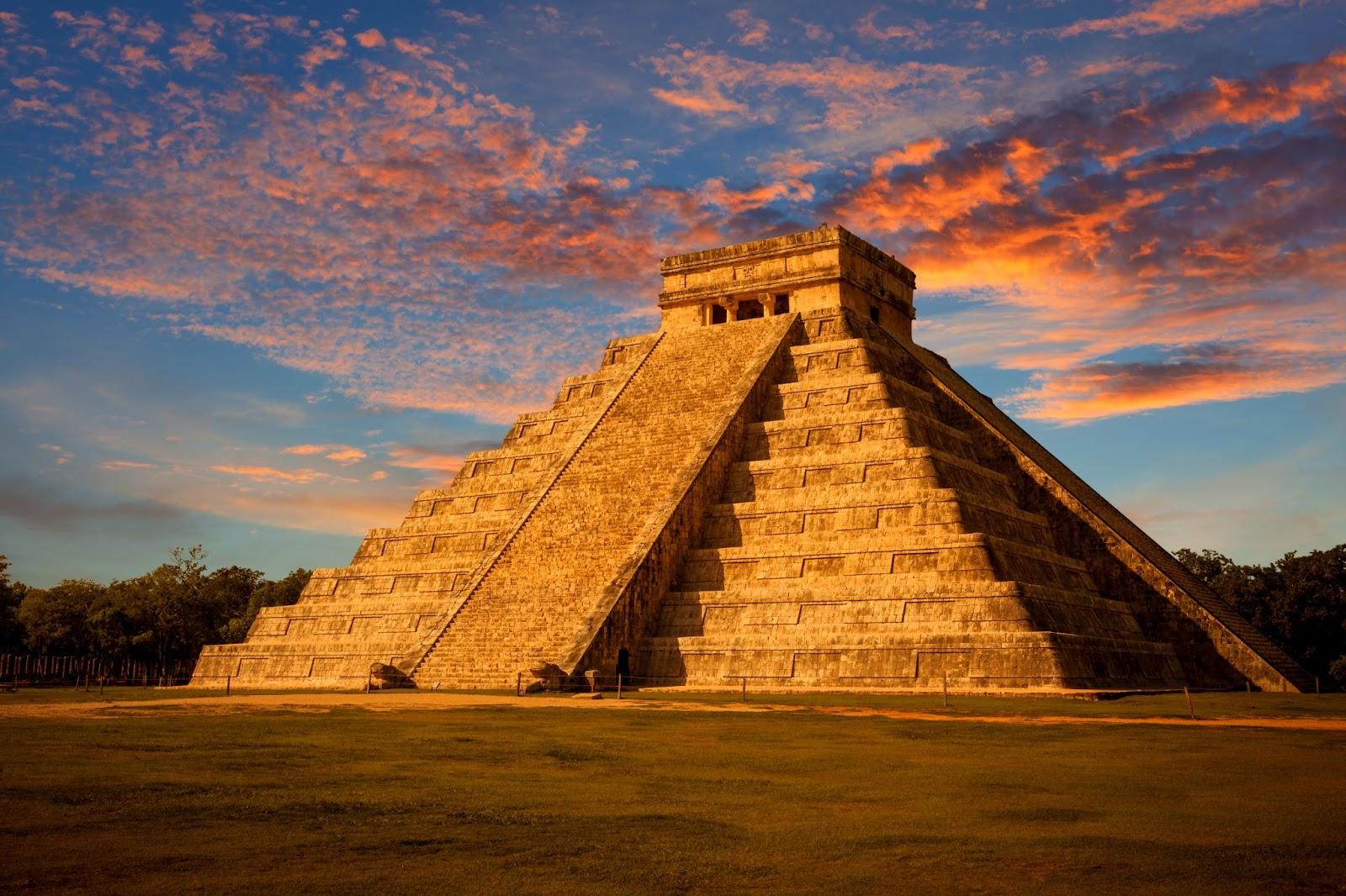 El Castillo (The Kukulkan Temple) of Chichen Itza, mayan pyramid in Yucatan, Mexico