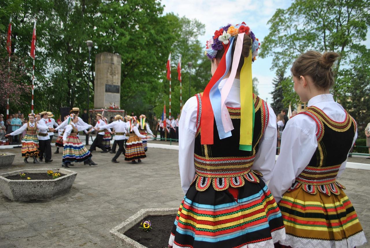 Women in traditional Polish dress