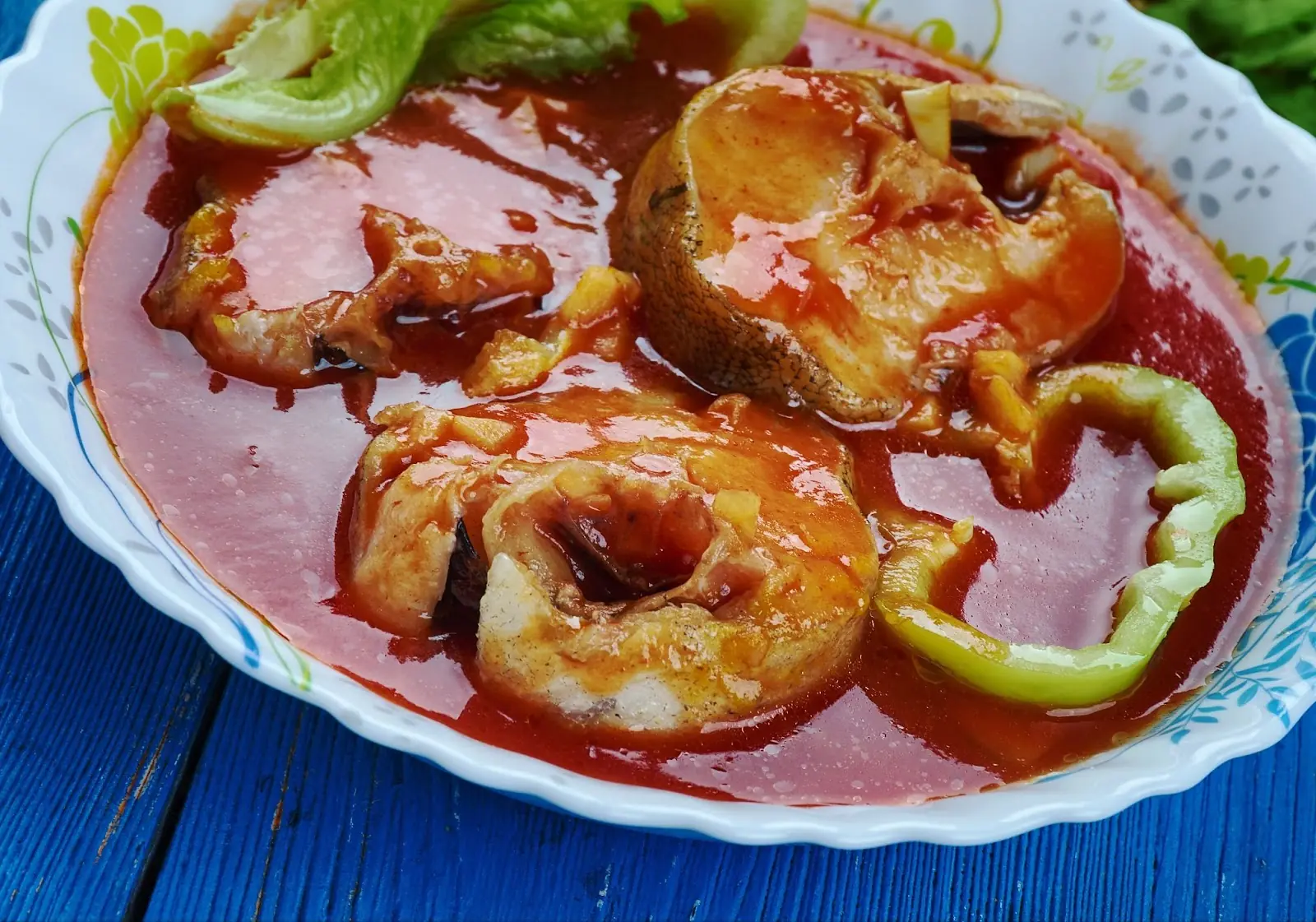 Me Tsolola - traditional African dish from the Comoros. The dish is a simple fish and meat stew cooked in coconut milk.